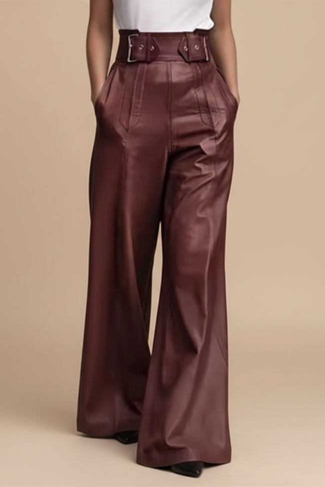 Opvallende broek met wijde pijpen en creatieve gespen