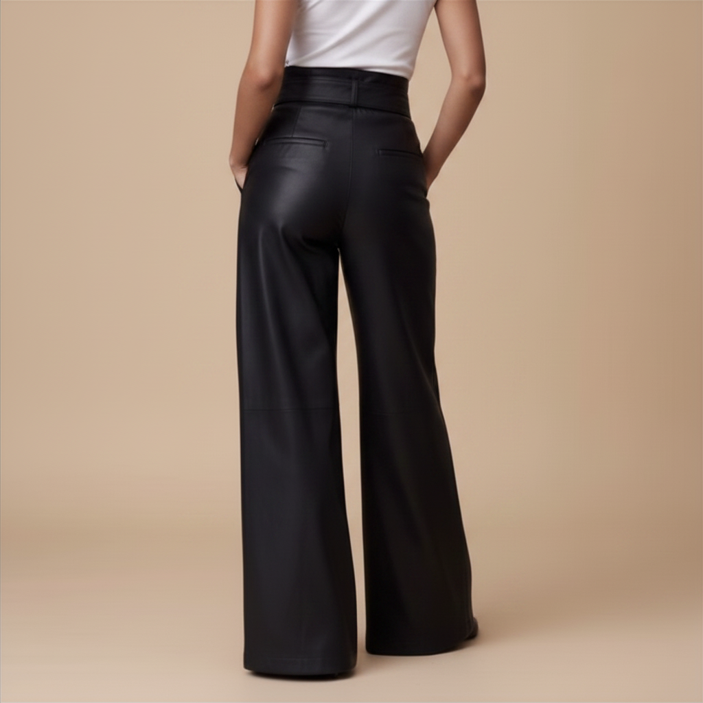 Opvallende broek met wijde pijpen en creatieve gespen