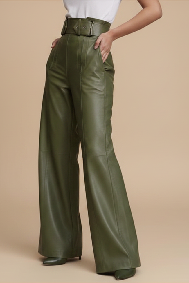 Opvallende broek met wijde pijpen en creatieve gespen