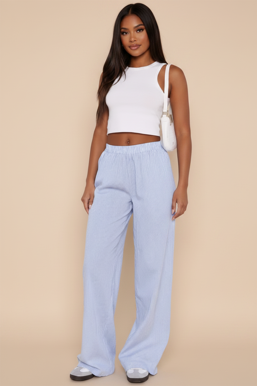 Een casual broek met elastische tailleband en een wijde pasvorm