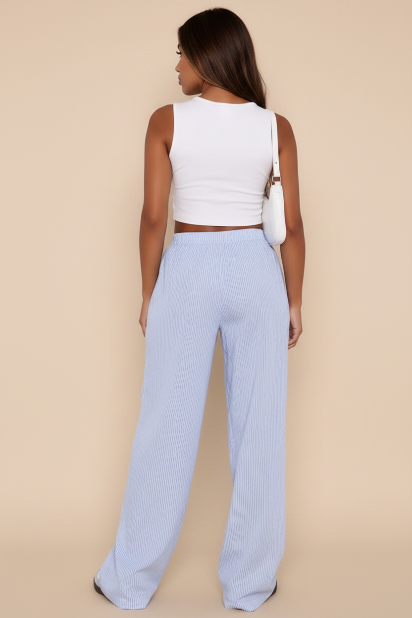 Een casual broek met elastische tailleband en een wijde pasvorm