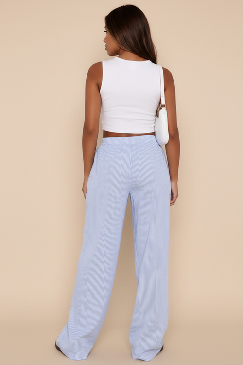 Een casual broek met elastische tailleband en een wijde pasvorm