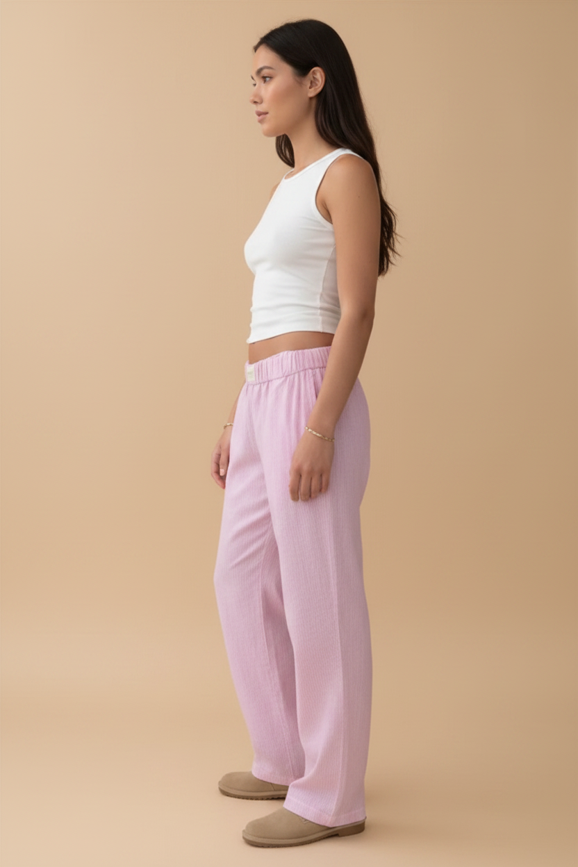 Een casual broek met elastische tailleband en een wijde pasvorm