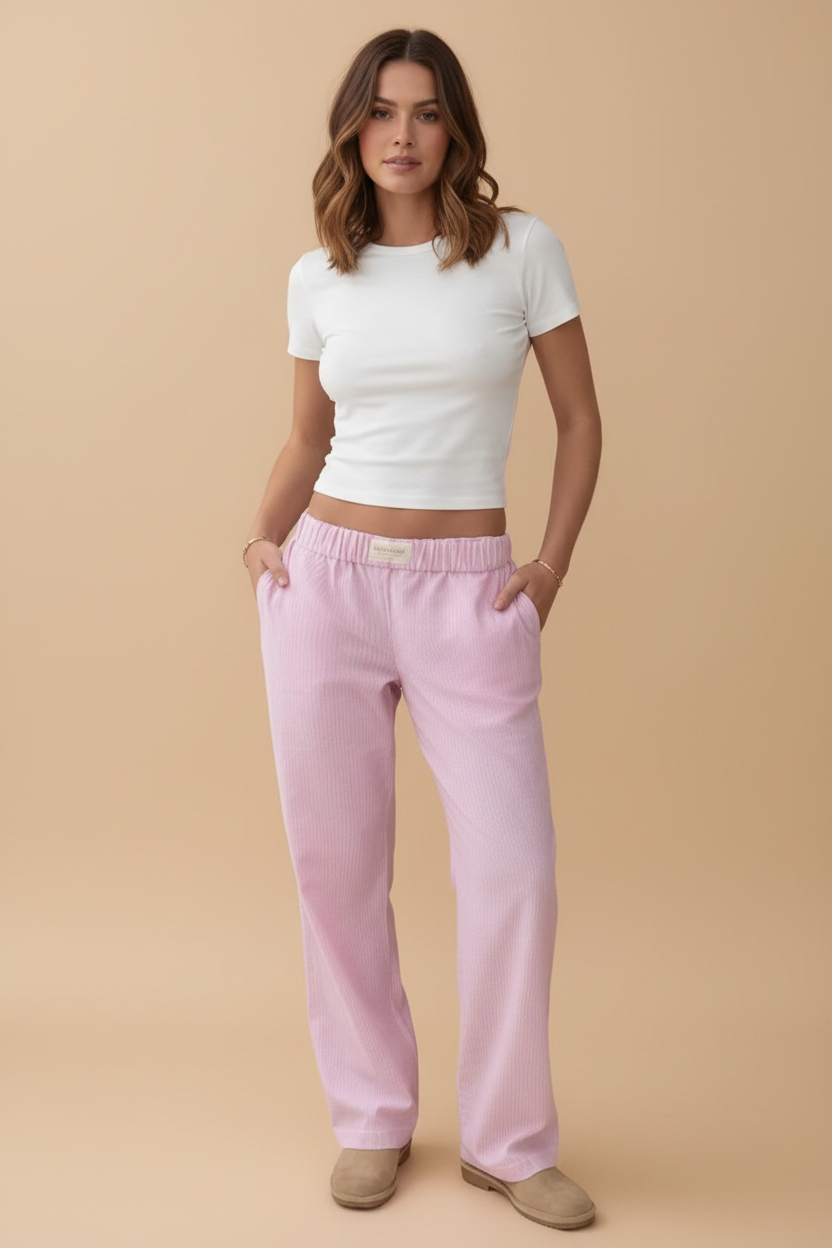 Een casual broek met elastische tailleband en een wijde pasvorm