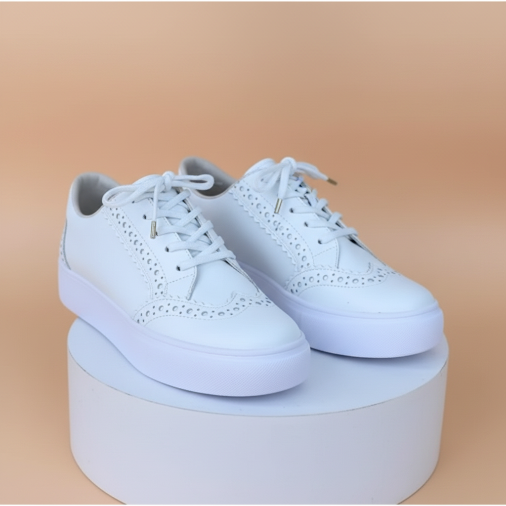 Sneakers met bijzondere perforaties en veters