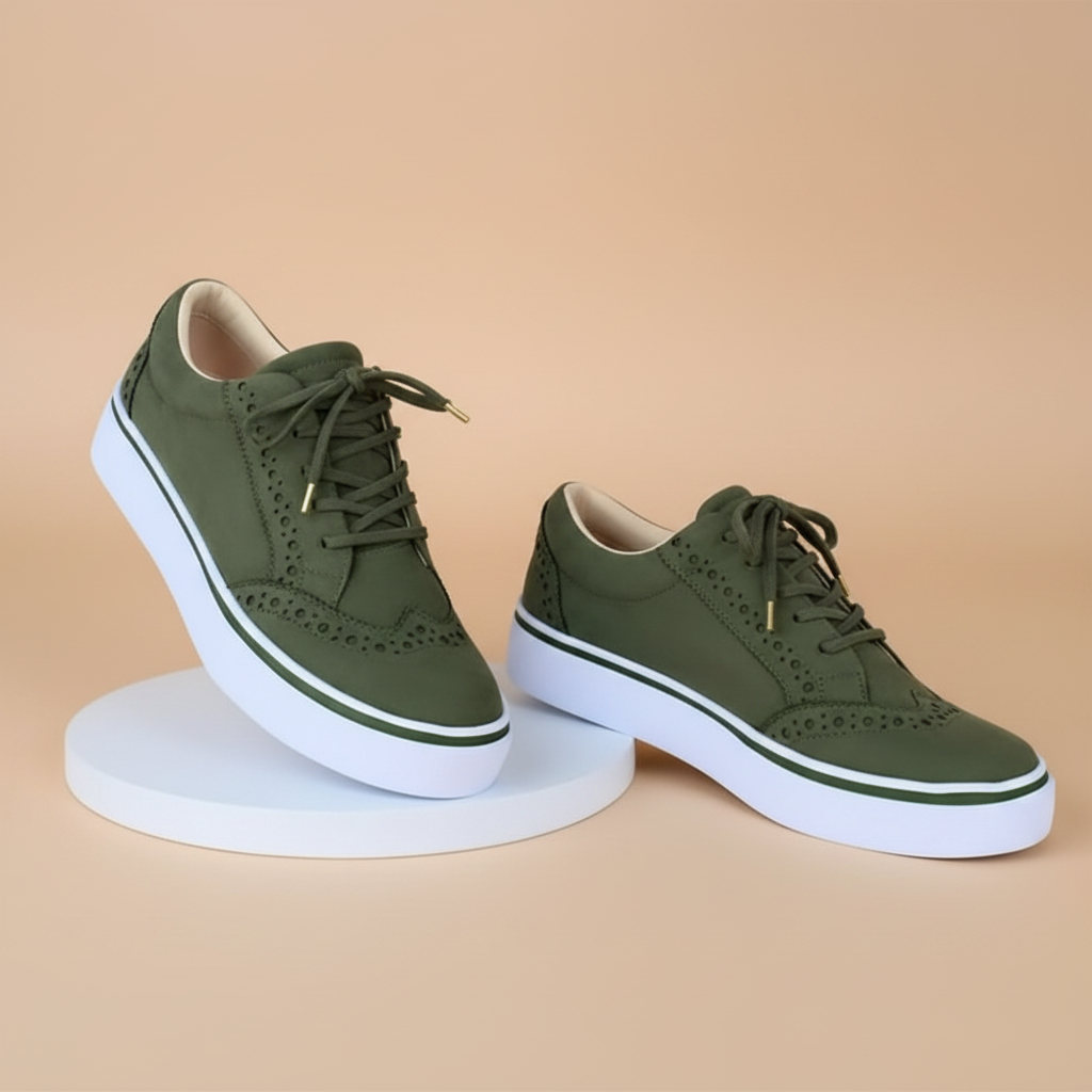 Sneakers met bijzondere perforaties en veters