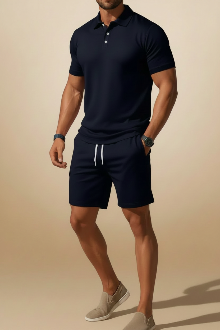 Moderne set bestaande uit een poloshirt en een korte broek