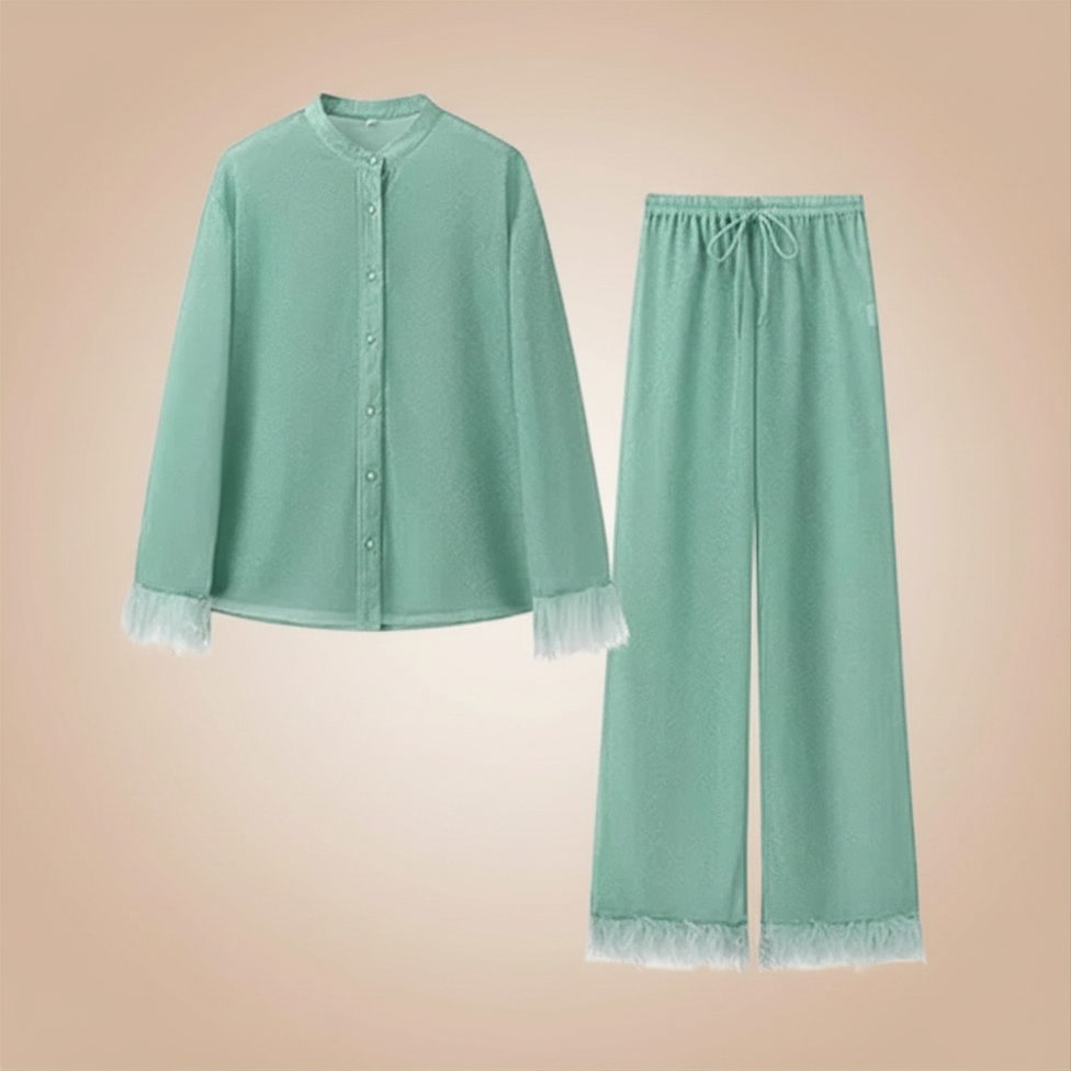 Comfortabele tweedelige set bestaande uit een shirt en een broek