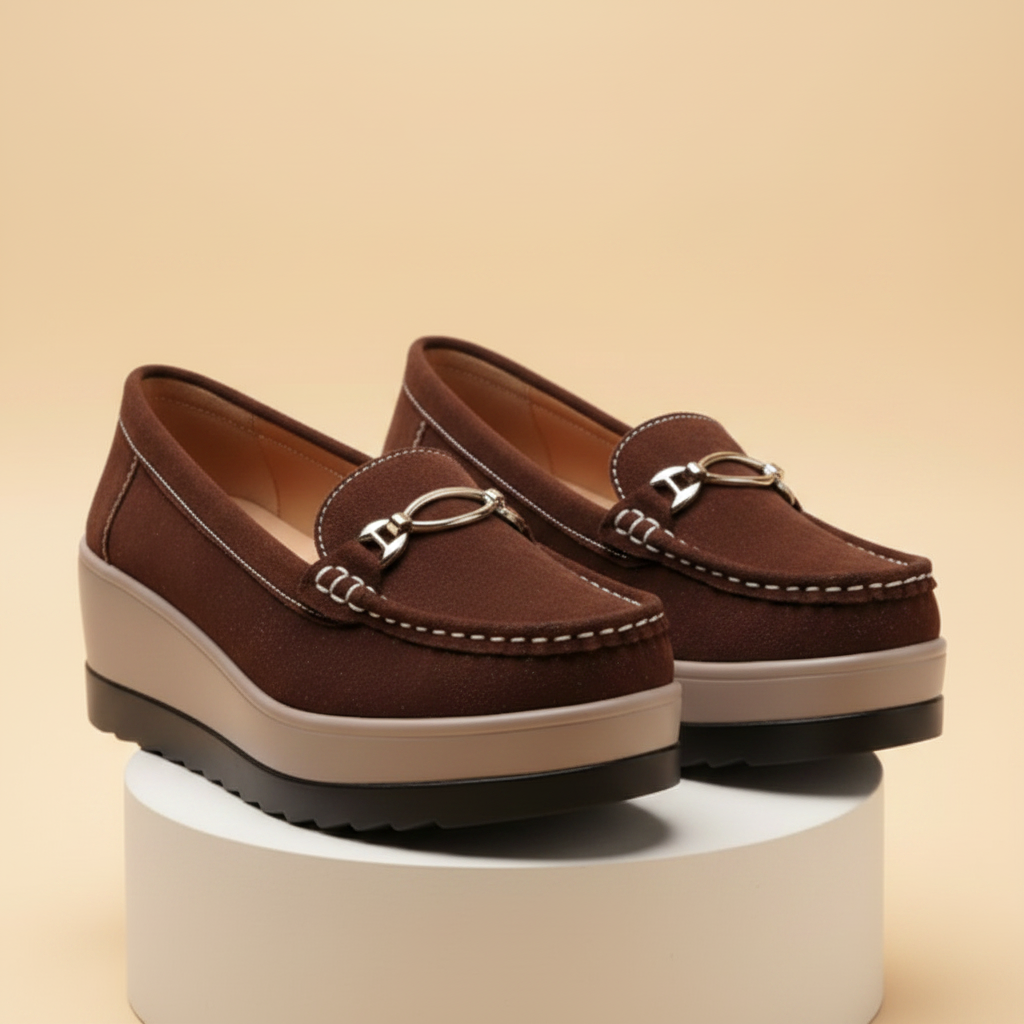 Stijlvolle loafers met plateauzool en een mooie decoratieve gesp