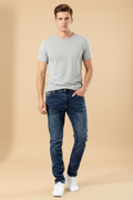 Moderne jeans met licht vervaagde details