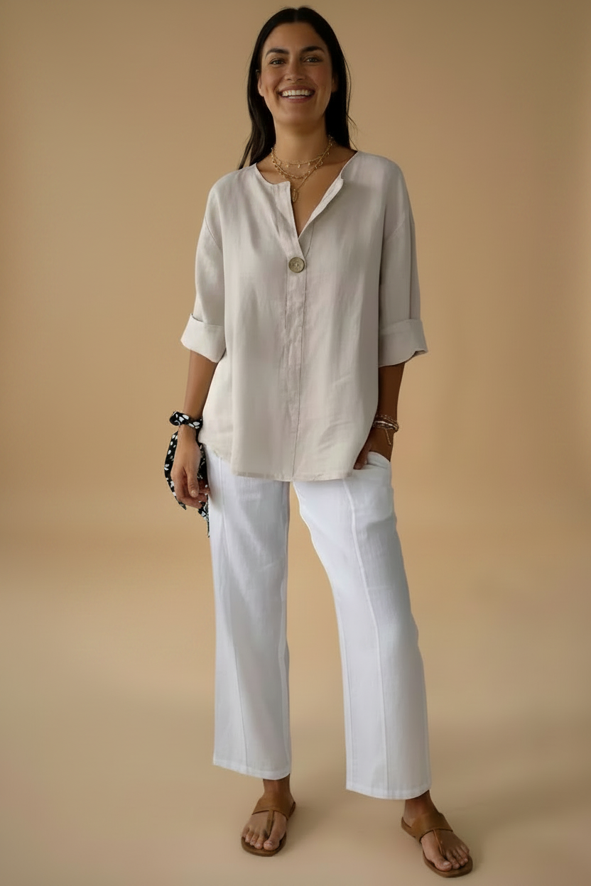 Stijlvolle blouse met een mooie decoratieve knoop en 3/4-mouwen