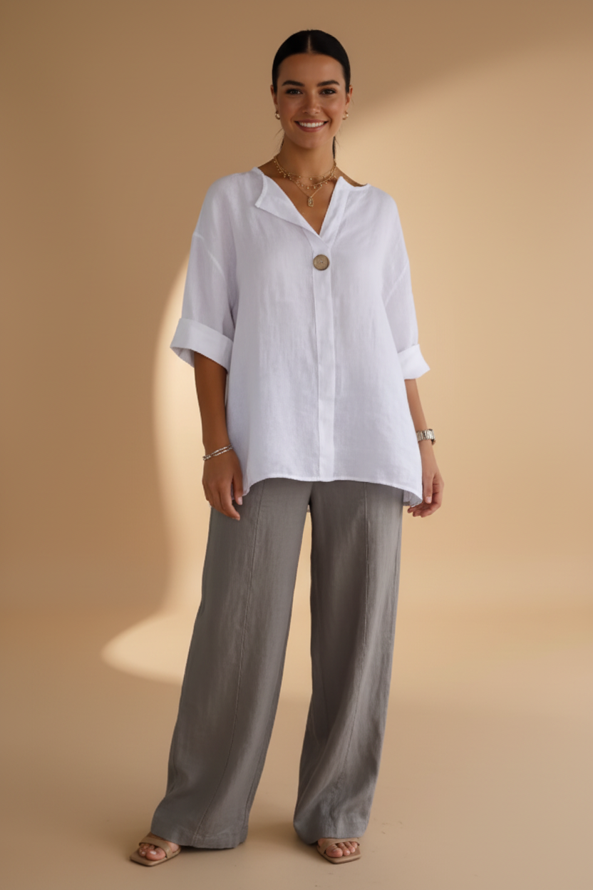 Stijlvolle blouse met een mooie decoratieve knoop en 3/4-mouwen