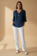 Stijlvolle blouse met een mooie decoratieve knoop en 3/4-mouwen