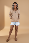 Gezellige hoodie met kangoeroezak en een rij knopen tot aan de borst